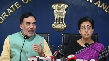 NEW DELHI INDIA ECTOBER 28 Ekim 2024 Delhi Genel Sekreteri Atishi ve Çevre Bakanı Gopal Rai, 28 Ekim 2024 tarihinde Delhi Sekreterliği 'nde yapılan basın toplantısında, 