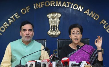 NEW DELHI INDIA ECTOBER 28 Ekim 2024 Delhi Genel Sekreteri Atishi ve Çevre Bakanı Gopal Rai, 28 Ekim 2024 tarihinde Delhi Sekreterliği 'nde yapılan basın toplantısında, 