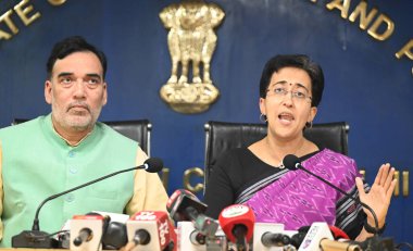 NEW DELHI INDIA ECTOBER 28 Ekim 2024 Delhi Genel Sekreteri Atishi ve Çevre Bakanı Gopal Rai, 28 Ekim 2024 tarihinde Delhi Sekreterliği 'nde yapılan basın toplantısında, 
