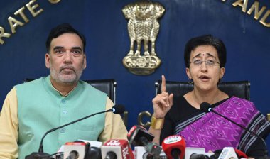 NEW DELHI INDIA ECTOBER 28 Ekim 2024 Delhi Genel Sekreteri Atishi ve Çevre Bakanı Gopal Rai, 28 Ekim 2024 tarihinde Delhi Sekreterliği 'nde yapılan basın toplantısında, 