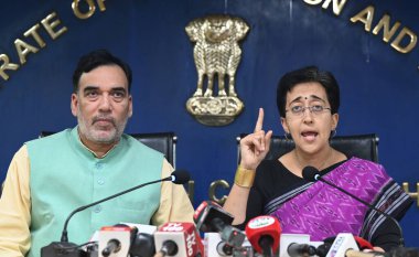 NEW DELHI INDIA ECTOBER 28 Ekim 2024 Delhi Genel Sekreteri Atishi ve Çevre Bakanı Gopal Rai, 28 Ekim 2024 tarihinde Delhi Sekreterliği 'nde yapılan basın toplantısında, 