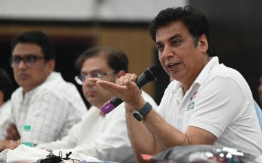 NEW DELHI INDIA 28 Ekim 2024 Delhi Pradesh Kongre Komitesi Başkanı Devender Yadav Subhash Chopra ve Jai Prakash Aggarwal, Anayasa Kulübü Vithalbhai Patel Evi 'nde Delhi Nyay Yatra' yı açmadan önce basın ve parti çalışanlarına seslendiler. 