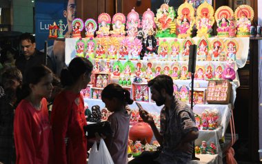 NEW DELHI INDIA ECTOBER 28. 2024 Krishna Nagar 'da 28 Ekim 2024' te Diwali Festivali öncesinde Sonu Mehta Hindustan Times tarafından çekilen fotoğraf: 