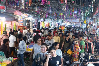 NEW DELHI INDIA ECTOBER 28. 2024 Krishna Nagar 'da 28 Ekim 2024' te Diwali Festivali öncesinde Sonu Mehta Hindustan Times tarafından çekilen fotoğraf: 