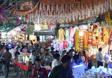 NEW DELHI INDIA ECTOBER 28. 2024 Krishna Nagar 'da 28 Ekim 2024' te Diwali Festivali öncesinde Sonu Mehta Hindustan Times tarafından çekilen fotoğraf: 