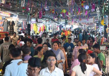 NEW DELHI INDIA ECTOBER 28. 2024 Krishna Nagar 'da 28 Ekim 2024' te Diwali Festivali öncesinde Sonu Mehta Hindustan Times tarafından çekilen fotoğraf: 