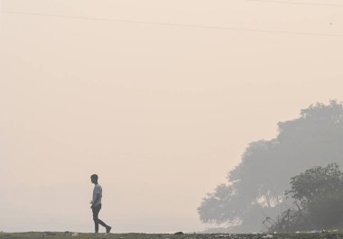 NOIDA INDIA OCTOBER 28 OCTOBER 2024 sisli bir sabahta 28 Ekim 2024 'te Noida Hindistan' da yükselen hava kirliliği seviyesinin ortasında NCR Delhi 'nin birçok bölgesinde hava kirliliği seviyesi Sunil Ghosh' un tehlikeli kategorisinde olmaya devam etmektedir. 