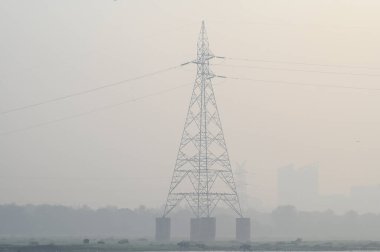 NOIDA INDIA OCTOBER 28 OCTOBER 2024 sisli bir sabahta 28 Ekim 2024 'te Noida Hindistan' da yükselen hava kirliliği seviyesinin ortasında NCR Delhi 'nin birçok bölgesinde hava kirliliği seviyesi Sunil Ghosh' un tehlikeli kategorisinde olmaya devam etmektedir. 