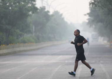 NOIDA INDIA OCTOBER 28 2024 Commuters out on a smoggy morning amid rising air pollution levels on October 28 2024 in Noida India The level of air pollution in multiple areas in Delhi NCR continues to be in the hazardous category Photo by Sunil Ghosh  clipart