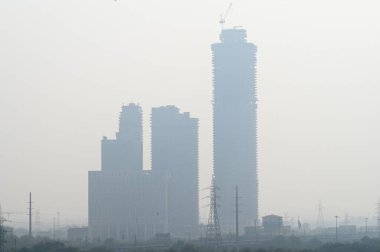 NOIDA INDIA OCTOBER 28 Ekim 2024 'te Noida Hindistan' da 28 Ekim 2024 'te sisli havada yutulan yükseliş Noida otoritesi, organizatör ve apartman sahipleri derneklerinden konut kulelerine hava baskınlarını hafifletmek amacıyla sis tabancası yerleştirmelerini istedi.