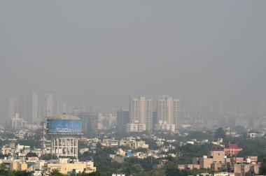 NOIDA INDIA OCTOBER 28 Ekim 2024 'te Noida Hindistan' da 28 Ekim 2024 'te sisli havada yutulan yükseliş Noida otoritesi, organizatör ve apartman sahipleri derneklerinden konut kulelerine hava baskınlarını hafifletmek amacıyla sis tabancası yerleştirmelerini istedi.