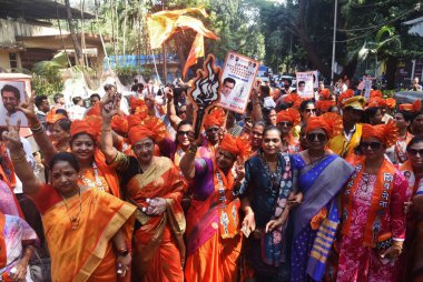 Kopri Pachapakkhadi 'den 28 Ekim 2024 Shiv Sena UBT adayı Anand Dighe' nin yeğeni 28 Ekim 2024 'te Thane India' da Wagle Malikanesi 'nde adaylık formunu dolduracak.