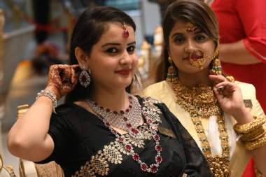 NEW DELHI INDIA 29 Ekim 2024 PP Kuyumcuları Karol Bagh 'dan Dhanteras' ın zengin tanrıçası Lakshmi ile ilişkili bir Hindu festivali olan Dhantrayodas olarak da bilinen Yeni Delhi Dhanteras 'ta altın ve gümüş mücevher satın alır.