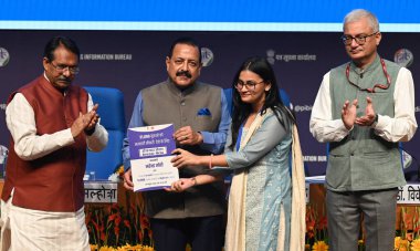NEW DELHI INDIA 29 EKİM 2024 Devlet Personel ve Emeklilik Bakanı Jitendra Singh ve Devlet Kurumsal İşler Bakanı Haşin Malhotra diğerleri Ulusal Tıp Fuarı 'ndaki bir iş fuarındaki adaylara atama mektupları dağıtıyor