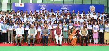 NEW DELHI INDIA 29 EKİM 2024 Devlet Personel ve Emeklilik Bakanı Jitendra Singh ve Devlet Kurumsal İşler Bakanı Harsh Malhotra ve diğerleri adaylara atama mektupları dağıttıktan sonra grup fotoğrafları 