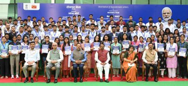 NEW DELHI INDIA 29 EKİM 2024 Devlet Personel ve Emeklilik Bakanı Jitendra Singh ve Devlet Kurumsal İşler Bakanı Harsh Malhotra ve diğerleri adaylara atama mektupları dağıttıktan sonra grup fotoğrafları 
