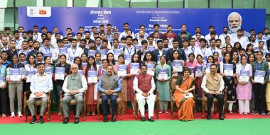 NEW DELHI INDIA 29 EKİM 2024 Devlet Personel ve Emeklilik Bakanı Jitendra Singh ve Devlet Kurumsal İşler Bakanı Harsh Malhotra ve diğerleri adaylara atama mektupları dağıttıktan sonra grup fotoğrafları 