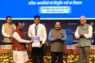 NEW DELHI INDIA 29 EKİM 2024 Devlet Personel ve Emeklilik Bakanı Jitendra Singh ve Devlet Kurumsal İşler Bakanı Haşin Malhotra diğerleri Ulusal Tıp Fuarı 'ndaki bir iş fuarındaki adaylara atama mektupları dağıtıyor