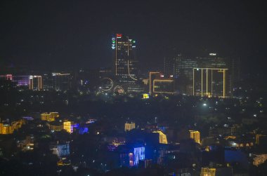 NOIDA INDIA OCTOBER 29 2024 Diwali 'nin önündeki aydınlık gökdelenler 29 Ekim 2024' te Noida Hindistan 'da yükselen hava kirliliği nedeniyle duman altında kalmıştır.