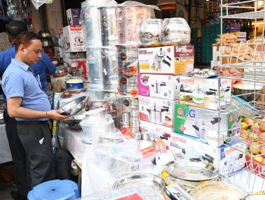 NEW DELHI INDIA OCTOBER 29 Ekim 2024 Kitchen Utensils Item on Dhanteras, 29 Ekim 2024 tarihinde Paharganj Market 'in zenginlik tanrıçası Lakshmi ile ilişkili bir Hindu festivali satın aldı. Fotoğraf: Sonu Mehta Hindustan Times