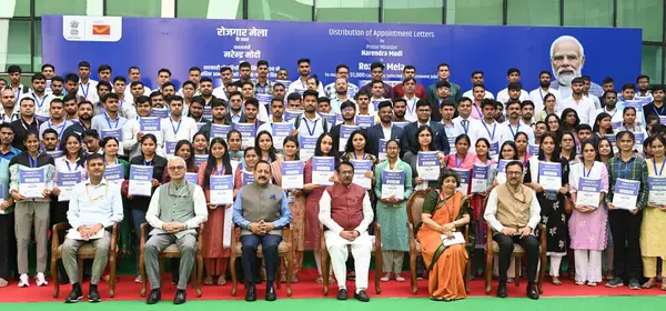 NEW DELHI INDIA 29 EKİM 2024 Devlet Personel ve Emeklilik Bakanı Jitendra Singh ve Devlet Kurumsal İşler Bakanı Harsh Malhotra ve diğerleri adaylara atama mektupları dağıttıktan sonra grup fotoğrafları 