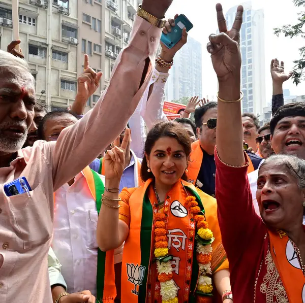 MUMBAI INDIA OCTOBER 29 Ekim 2024 Shiv Sena Shinde Faction adayı Shaina NC destekçisiyle birlikte 29 Ekim 2024 'te Bombay Central' da Eyalet Meclis Seçimleri için adaylığını koydu.