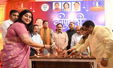 NEW DELHI INDIA OCTOBER 30 BJP Başkan Yardımcısı ve Delhi Sorumlusu Baijayant Jay Panda ve Delhi BJP başkanı Virendra Sachdeva ve parti liderleri Delhi 'deki Diwali Milan programı sırasında Diwali Festivali' ni kutlayan lambayı yaktılar