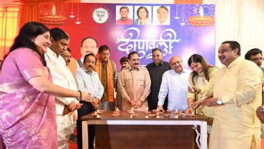 NEW DELHI INDIA OCTOBER 30 BJP Başkan Yardımcısı ve Delhi Sorumlusu Baijayant Jay Panda ve Delhi BJP başkanı Virendra Sachdeva ve parti liderleri Delhi 'deki Diwali Milan programı sırasında Diwali Festivali' ni kutlayan lambayı yaktılar