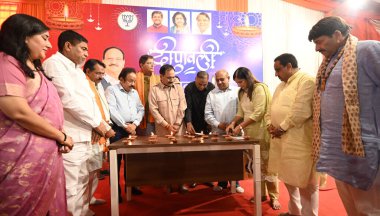 NEW DELHI INDIA OCTOBER 30 BJP Başkan Yardımcısı ve Delhi Sorumlusu Baijayant Jay Panda ve Delhi BJP başkanı Virendra Sachdeva ve parti liderleri Delhi 'deki Diwali Milan programı sırasında Diwali Festivali' ni kutlayan lambayı yaktılar