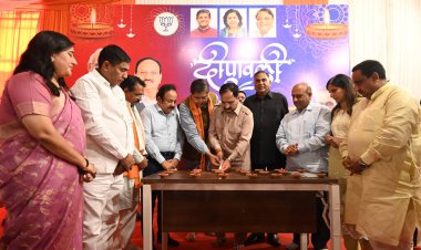 NEW DELHI INDIA OCTOBER 30 BJP Başkan Yardımcısı ve Delhi Sorumlusu Baijayant Jay Panda ve Delhi BJP başkanı Virendra Sachdeva ve parti liderleri Delhi 'deki Diwali Milan programı sırasında Diwali Festivali' ni kutlayan lambayı yaktılar