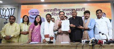 NEW DELHI INDIA OCTOBER 30 Ekim 2024 Delhi BJP başkanı Virendra Sachdeva ile Delhi milletvekillerine Delhi BJP ofisinde 30 Ekim 2024 tarihinde Delhi BJP planıyla ilgili olarak basın mensuplarına seslendi