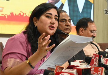 NEW DELHI INDIA OCTOBER 30 Ekim 2024 Yeni Delhi BJP Milletvekili Bansuri Swaraj ve Delhi BJP başkanı Virendra Sachdeva ile Delhi milletvekilleri 30 Ekim 2024 tarihinde Delhi BJP ofisinde Delhi sağlık Ayushman planı konusunda basın mensuplarına seslendi