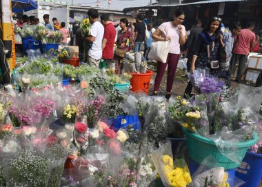 NEW DELHI INDIA OCTOBER 30 Ekim 2024 İnsanlar Ghazipur çiçek pazarındaki toptancılardan ve perakendecilerden çuval ve demet Marigold çiçekleri satın alıyorlar Diwali 'den bir gün önce 30 Ekim 2024' de Yeni Delhi Hindistan 'da Sonu Mehta Hindustan T