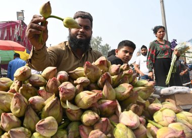 NEW DELHI INDIA OCTOBER 30 Ekim 2024 İnsanlar Ghazipur çiçek pazarındaki toptancılardan ve perakendecilerden çuval ve demet Marigold çiçekleri satın alıyorlar Diwali 'den bir gün önce 30 Ekim 2024' de Yeni Delhi Hindistan 'da Sonu Mehta Hindustan T