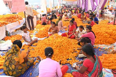 NEW DELHI INDIA OCTOBER 30 Ekim 2024 İnsanlar Ghazipur çiçek pazarındaki toptancılardan ve perakendecilerden çuval ve demet Marigold çiçekleri satın alıyorlar Diwali 'den bir gün önce 30 Ekim 2024' de Yeni Delhi Hindistan 'da Sonu Mehta Hindustan T