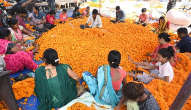 NEW DELHI INDIA OCTOBER 30 Ekim 2024 İnsanlar Ghazipur çiçek pazarındaki toptancılardan ve perakendecilerden çuval ve demet Marigold çiçekleri satın alıyorlar Diwali 'den bir gün önce 30 Ekim 2024' de Yeni Delhi Hindistan 'da Sonu Mehta Hindustan T