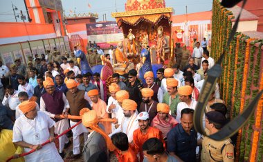 AYODHYA INDIA OCTOBER 30 OCTOBER Uttar Pradesh Başkanı Yogi Adityanath ve Turizm Bakanı Gajendra Singh Shekhawat Başbakan Yardımcısı Brajesh Pathak ve diğerleri Lord Ram Laxman ve Sita 'yı Deepots vesilesiyle Rath' ı geri çektiler.