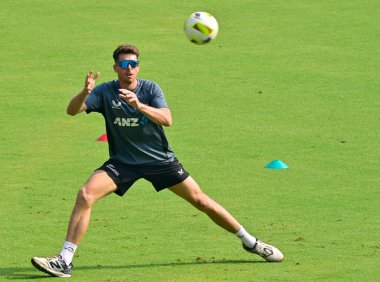 MUMBAI INDIA OCTOBER 30 2024 Yeni Zelandalı oyuncu Mitchell Santner, 30 Ekim 2024 tarihinde Mumbai Hindistan 'da Wankhade Stadyumu' nda oynanan 3. 