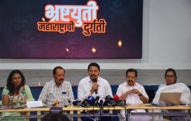 MUMBAI, INDIA, OCTOBER 30, 2024 Kongre Maharashtra Gözlemcisi Ramesh Chennithala, hükümet MPCC başkanı Nana Patole Mumbai milletvekili Varsha Gaikwad Naseem Khan 'ın kararı üzerine medyaya seslendi ve kitapçıklar yayınladı. 