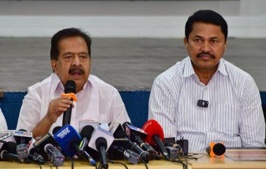 MUMBAI, INDIA, OCTOBER 30, 2024 Kongre Maharashtra Gözlemcisi Ramesh Chennithala, hükümet MPCC başkanı Nana Patole Mumbai milletvekili Varsha Gaikwad Naseem Khan 'ın kararı üzerine medyaya seslendi ve kitapçıklar yayınladı. 