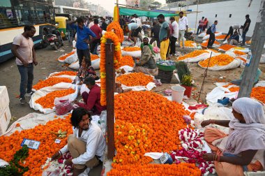 GURUGRAM, INDIA, OKTOBER 30, 2024 İnsanlar 30 Ekim 2024 'te Gurugram, Hindistan' da Polis yakınlarındaki Deepawali Festivali arifesinde puja ve dekorasyon için farklı tipte çiçekler satın alıyor. 