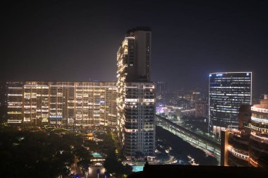 GURUGRAM, INDIA EKİM 30 Ekim 2024 Gurugram şehri DLF alanı 30 Ekim 2024 'te Hindistan Gurugram' da Diwali Festivali arifesinde aydınlatıldı. 