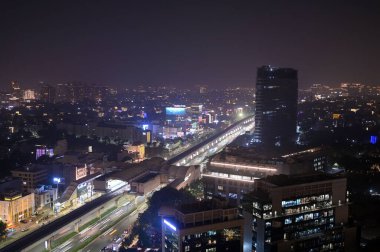 GURUGRAM, INDIA EKİM 30 Ekim 2024 Gurugram şehri DLF alanı 30 Ekim 2024 'te Hindistan Gurugram' da Diwali Festivali arifesinde aydınlatıldı. 