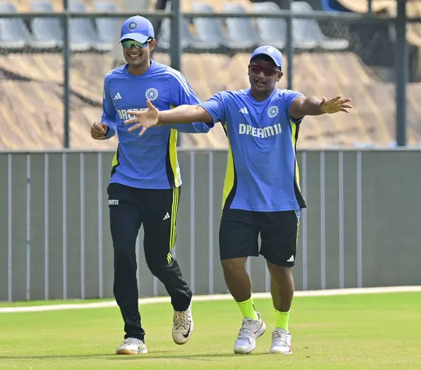 MUMBAI INDIA OCTOBER 30 Ekim 2024 Hintli oyuncu Shubman Gill ve Sarfaraz Khan 3. Yeni Zelanda test maçı öncesinde Wankhade Stadyumu 'nda 30 Ekim 2024 tarihinde Anshuman Poyrekar Hindustan Ti