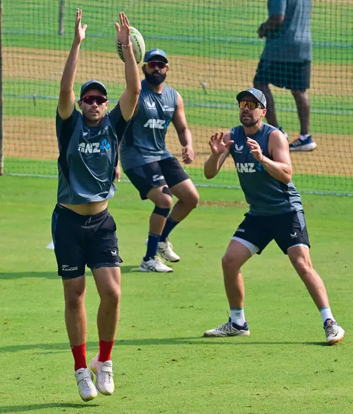 MUMBAI INDIA OCTOBER 30 2024 antrenman oturumunda Yeni Zelanda 'nın 3. Hindistan Test Serisi öncesinde 30 Ekim 2024 tarihinde Mumbai Hindistan' da Wankhade Stadyumunda 