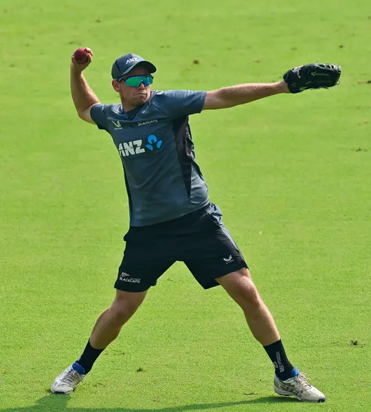 MUMBAI INDIA OCTOBER 30 EKİM 2024 Yeni Zelandalı oyuncu kaptanı Tom Latham, 30 Ekim 2024 tarihinde Mumbai Hindistan 'da Wankhade Stadyumu' nda oynanan 3. 