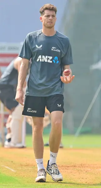 MUMBAI INDIA OCTOBER 30 2024 Yeni Zelandalı oyuncu Mitchell Santner, 30 Ekim 2024 tarihinde Hindistan 'da Wankhade Stadyumu' nda oynanan 3. 
