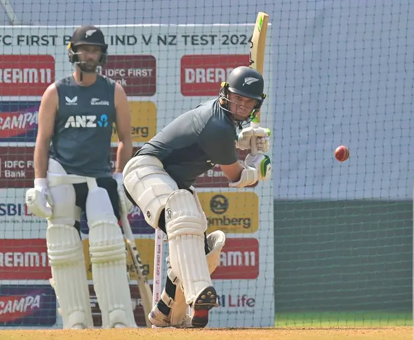 MUMBAI INDIA OCTOBER 30 Ekim 2024 Yeni Zelandalı oyuncu kaptanı Tom Latham, 30 Ekim 2024 tarihinde Hindistan 'ın başkenti Mumbai' de oynanan Wankhade Stadyumu 'nda oynanan 3. 
