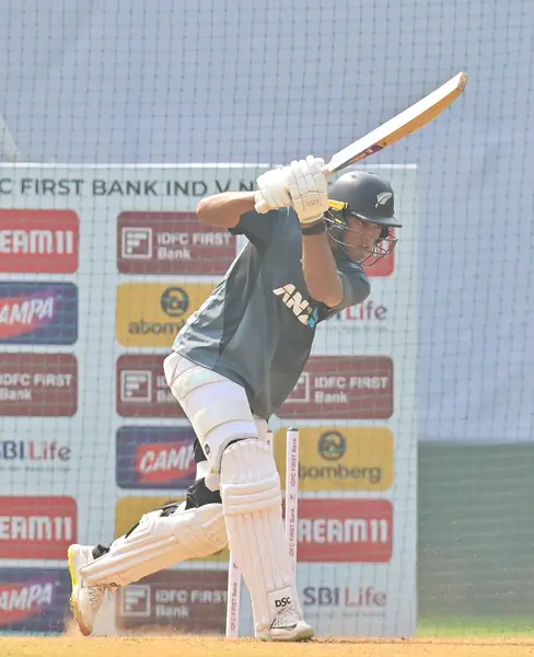MUMBAI INDIA OCTOBER 30 2024 Yeni Zelandalı oyuncu Rachin Ravindra 3. Yeni Zelanda - Hindistan Test Serisi karşılaşması öncesinde 30 Ekim 2024 'te Hindistan' ın Mumbai şehrinde Wankhade Stadyumu 'nda 