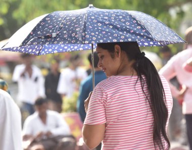 NEW DELHI INDIA MAYIS 14 Mayıs 2023 Connaught Place in Hot Weather 14 Mayıs 2023, Yeni Delhi Hindistan Fotoğrafı: Sonu Mehta Hindustan Times